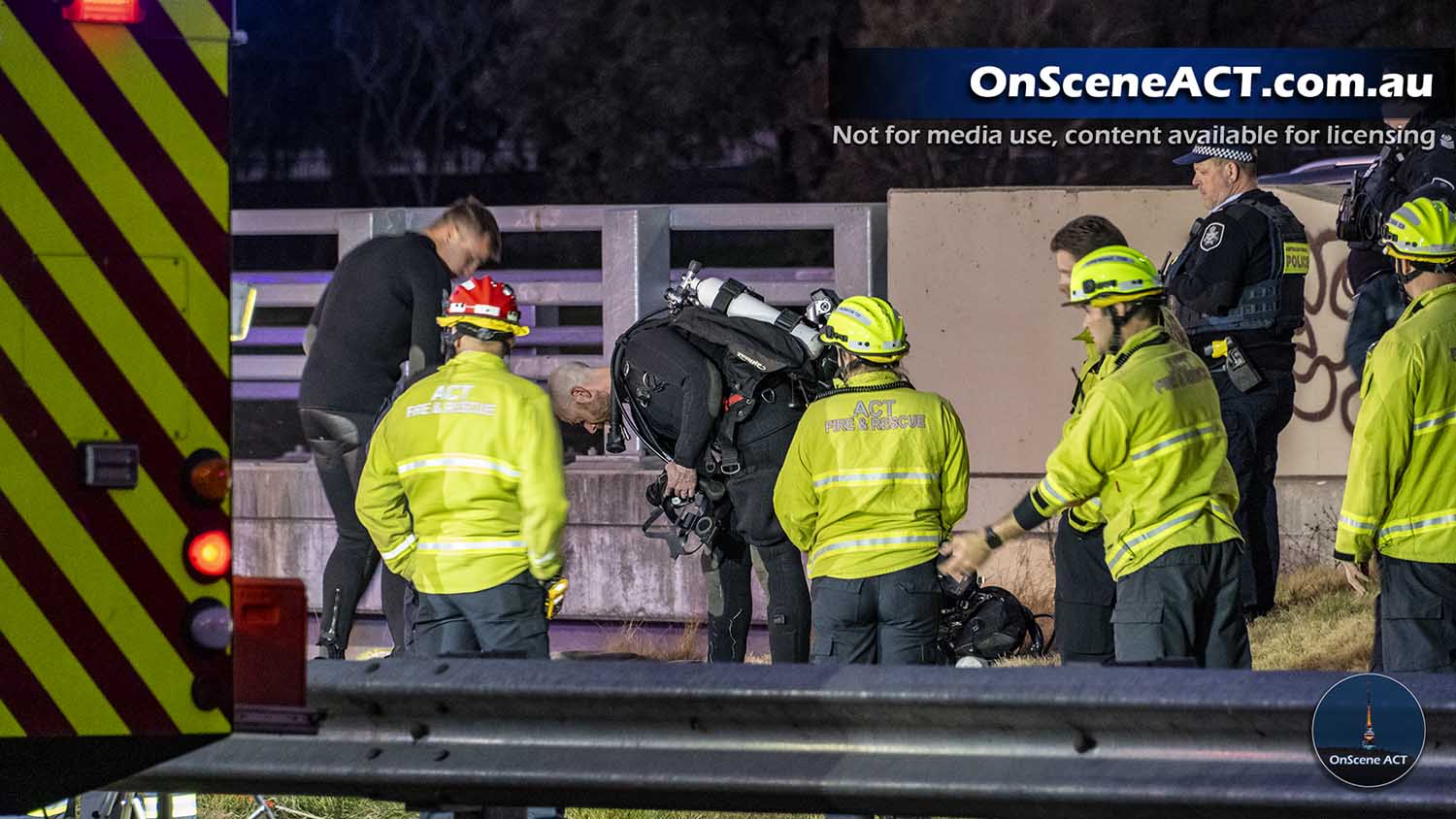 Dive team searching pond after crash in Monash